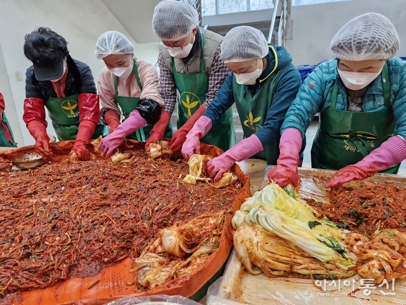 세곡동 새마을부녀회 사랑의 김장행사 (가운데 양한성 세곡동장)
