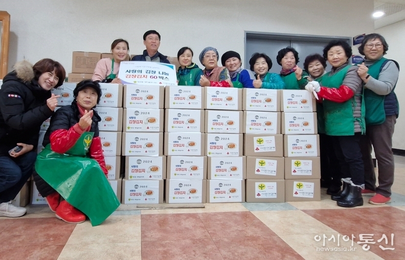 세곡동 새마을부녀회 사랑의 김장행사 (위쪽 줄 왼쪽에서 두번째 양한성 세곡동장)