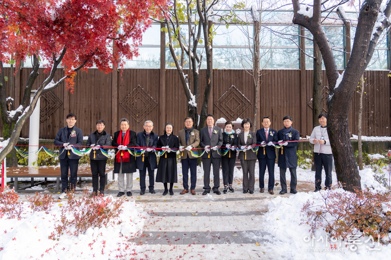 준공식에 참석한 강남구의회 의원들 (우측에서 6번째 이호귀 의장, 5번째 김현정 복지문화위원장)