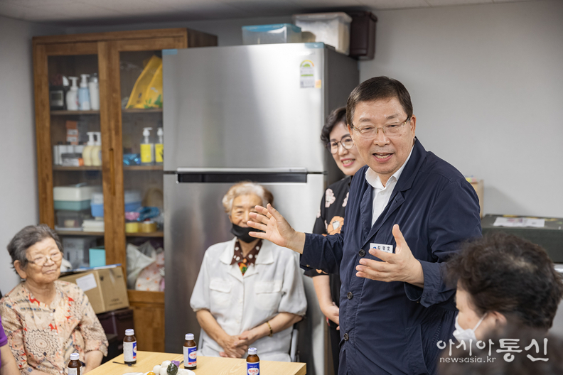 김경호 광진구청장(구립 경로당에서 어르신들 안부를 살폈던 모습)