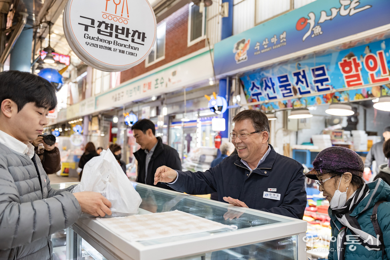 반찬 사는 김경호 구청장