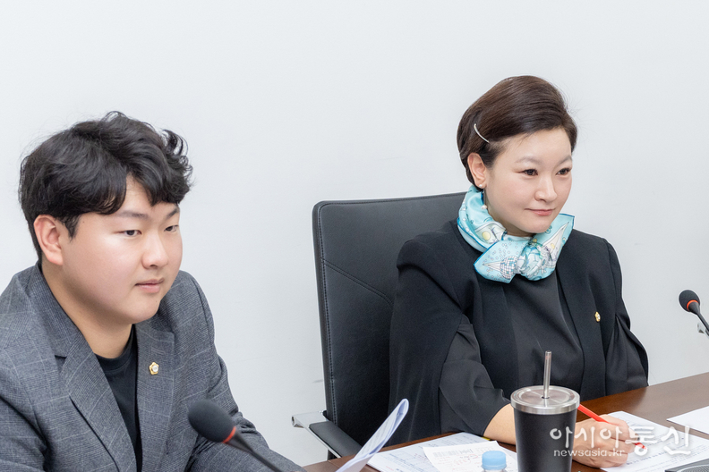 지난 28일 구의회 7층 열린회의실에서 열린 구립어린이집 연합회와의 간담회에서 인사말을 하고 있는 김현정 복지문화위원장(오른쪽)과 우종혁 부위원장(왼쪽)