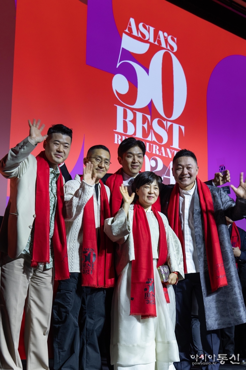 2024 아시아50베스트 선정 4곳 레스토랑 셰프<br>
왼쪽에서부터 김대천(세븐스도어), 강민구(밍글스), 안성재(모수), 조은희(온지음), 박성배(온지음)