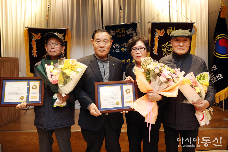 대한노인회 취임식에 참석한 이재식 수원특례시의회 의장(좌측두번째)