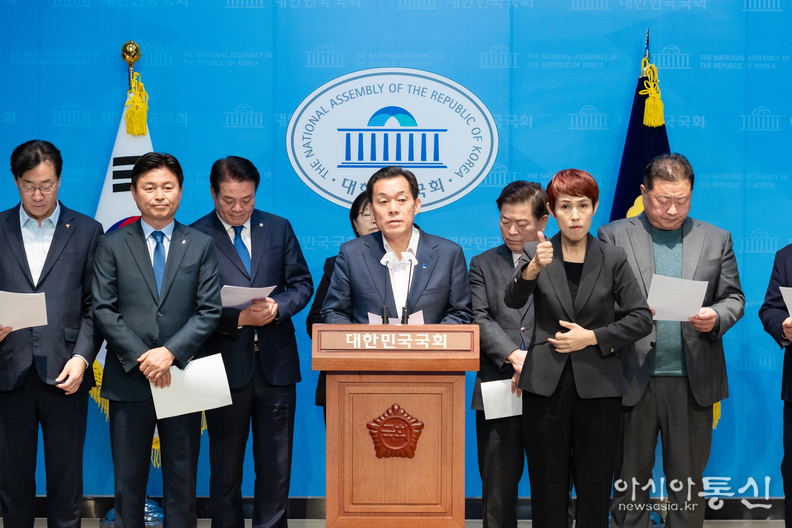 이재준 시장이 4일 국회 기초단체장협의회 긴급 기자회견에서 발언하고 있다.