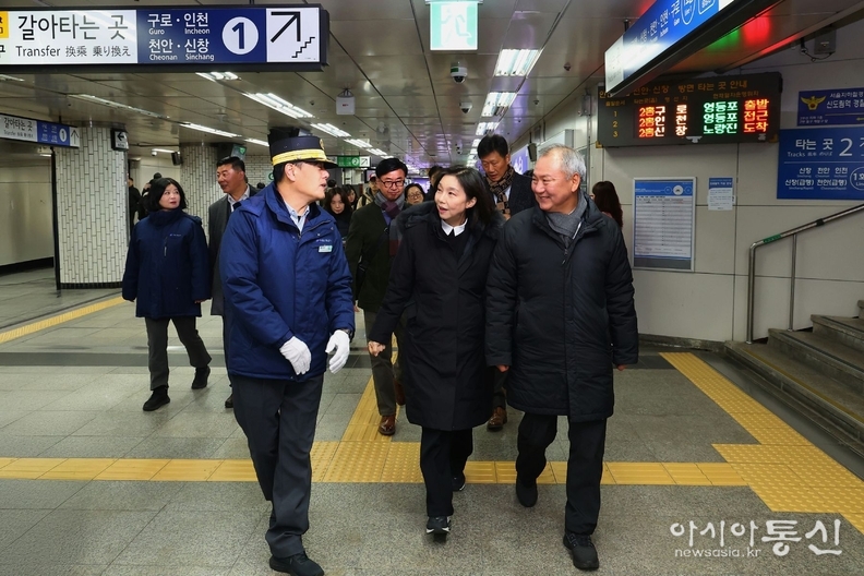 최호정 의장, 노조 파업 출근길 신도림역 현장 점검
