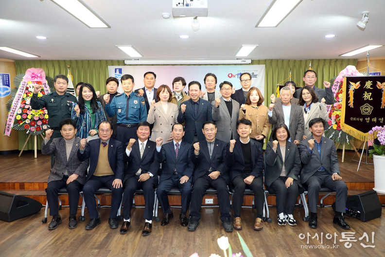 수원시 의회(의장 이재식)가 주민자치회 발표회에 참석해 기념 촬영을 하고 있다