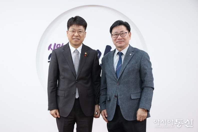 김능식 안양시 부시장(우측)과 진현환 국토부 1차관