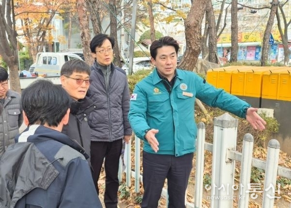 울산시의회 김종훈 의원이 구영들 공원 현장을 방문하고 있다.