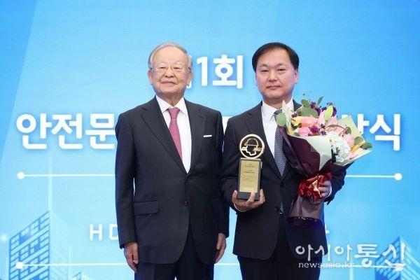 손경식 경총 회장과 HD미포조선 김형관 대표 시상 장면