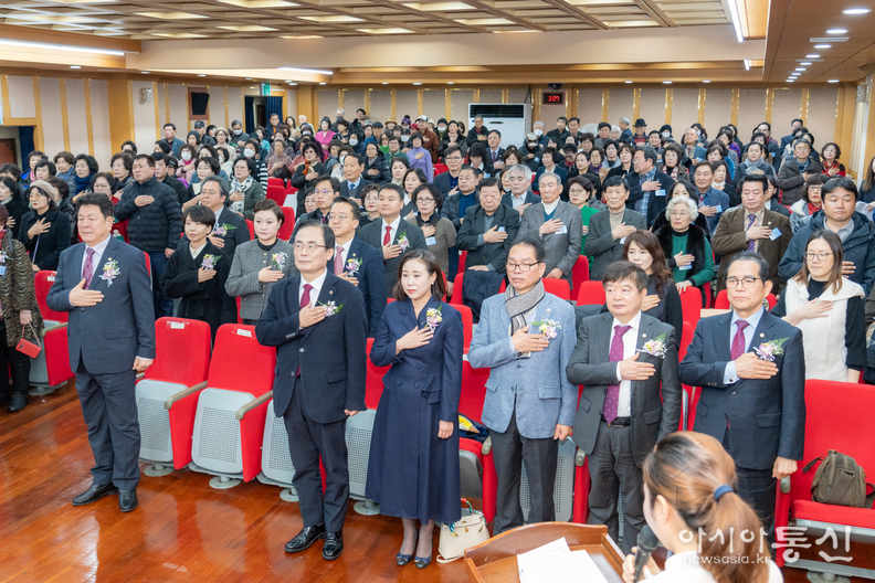 행사 전경(첫 번째 줄 좌측에서 1번째 이호귀 의장, 우측에서 2번째 이동호 운영위원장, 1번째 강을석 행정안전위원장, 두 번째 줄 좌측에서 1번째 이도희 경제도시위원장, 2번째 김현정 복지도시위원장)