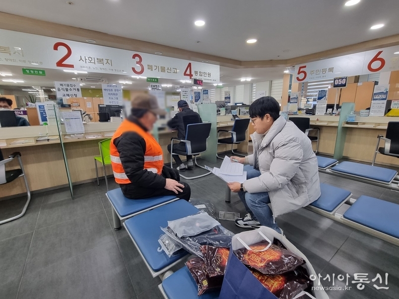 광진구가 폐지수집 어르신의 안전을 위해 방한용품을 지원한다.