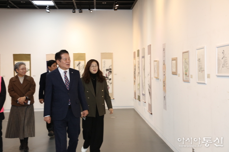 최대호 안양 시장이 예술제 전시회를 둘러보고 있다