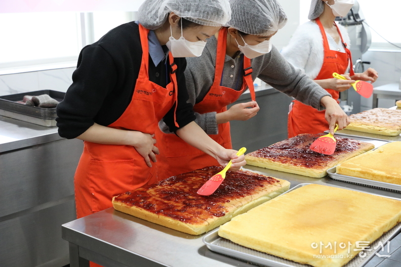 서울신용보증재단 임직원 15명이 서울 용산구 대한적십자사 용산봉사나눔터에서 제빵 봉사활동을 진행했다.