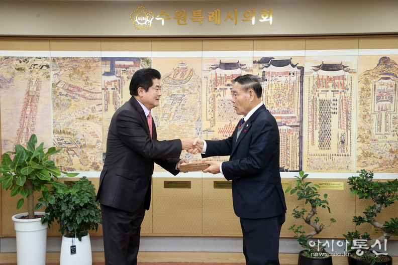 경기도 시군 의회의장,2024 의정활동 우수의원으로 표창을 수상 받는 정영모 수원특례시의회 의원(좌)
