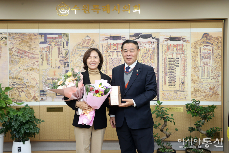 수원특례시의회 사정희 의원(좌)이 경기도 시군 의회의장 의정활동 우수의원으로 표창을 수상 했다
