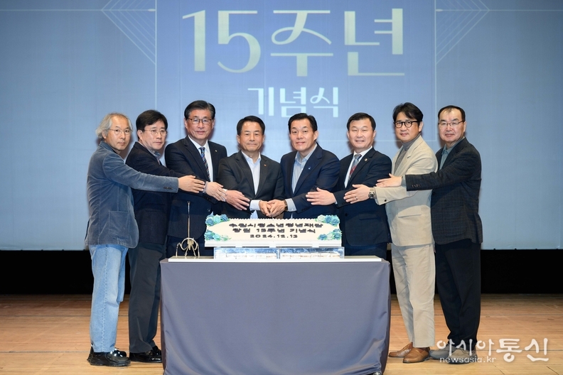 이재준 시장(오른쪽 4번째) 등이 축하 케이크를 자르고 있다.