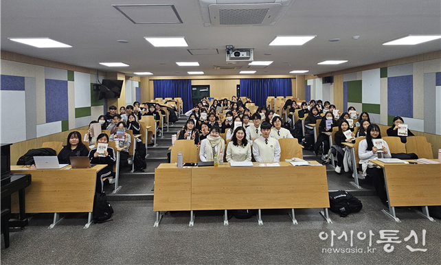 구미경 시의원(앞줄 가운데 테이블 가운데)이 한양사대부고 학생들과 기념촬영을 하고 있다