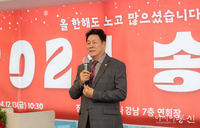 지난 13일 진행된 “대한노인회 강남구지회 송년회”에서 이호귀 의장이 축사를 하고 있다.