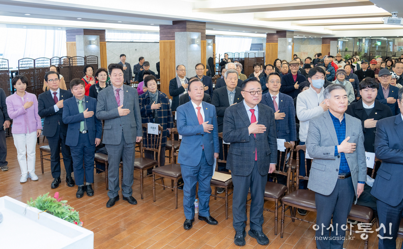 행사에 참석한 강남구의회 의원들. (첫 번째 줄 좌측에서 4번째 이호귀 의장, 3번째 이동호 운영위원장, 2번째 강을석 행정안전위원장, 1번째 이도희 경제도시위원장 )