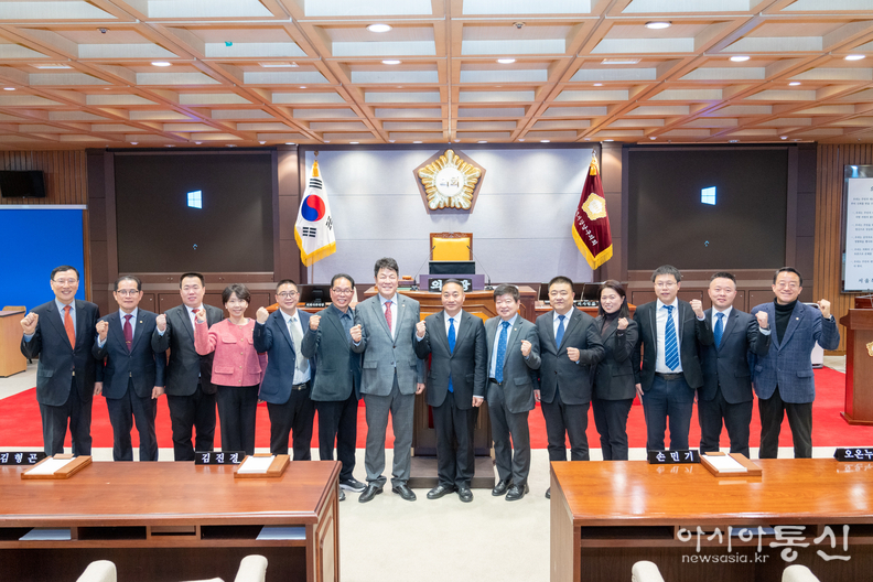 단체사진을 촬영 중인 강남구의회 의원들과 중국 충칭시 우룽구 인민정부 대표단(좌측에서 7번째 이호귀 의장, 6번째 복진경 부의장, 우측에서 6번째 이동호 운영위원장, 좌측에서 2번째 강을석 행정안전위원장, 4번째 이도희 경제도시위원장)