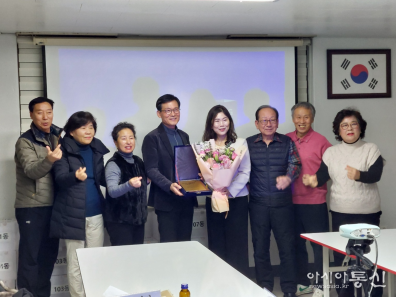 구미경의원(오른쪽에서 4번째) 청계벽산아파트 주민 대표로부터 감사패를 수여 받고 있다.