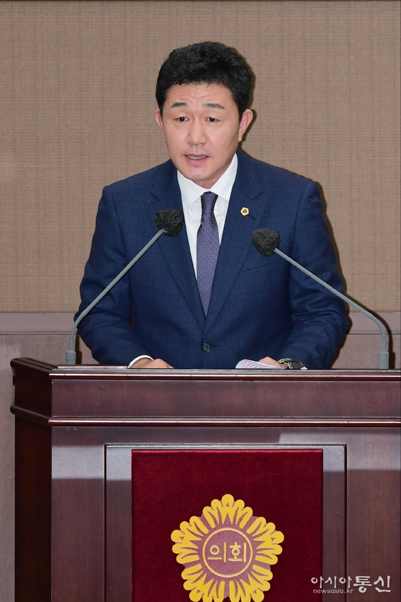 황철규 의원이 제327회 정례회 본회의에서 5분발언을 하고 있다.