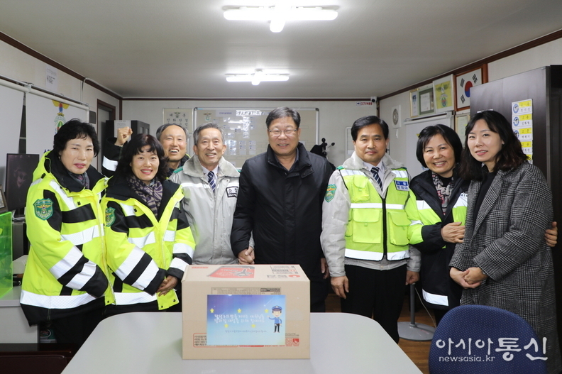 이상균 팔달구청장(우측네번째)이 감사의 물품을 전달하며 대원들의 노고를 격려하고 있다