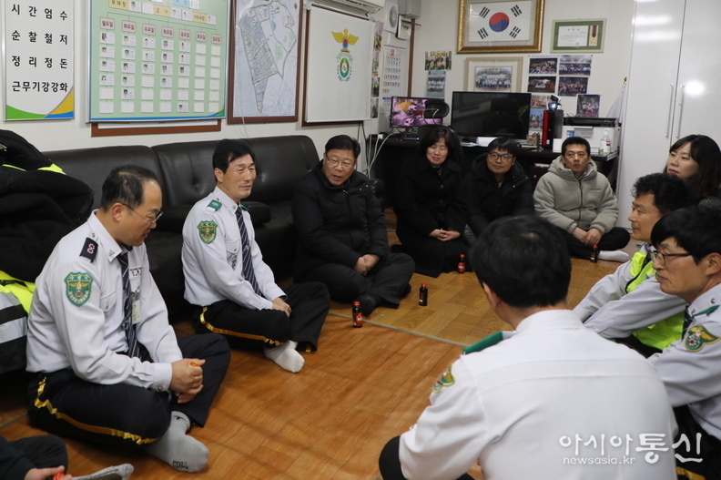 방범대원들을 격려하는 이상균 팔달구청장(좌측3번째)