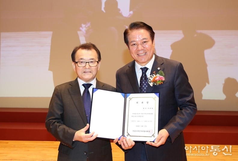 주민자치 협의회 운영에 기여한 공로로 감사패를 받는 최대호 안양시장(우)