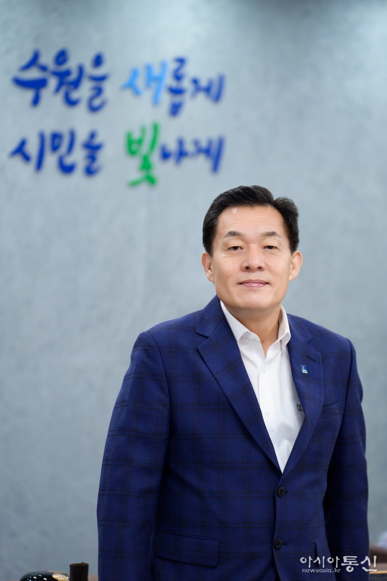 올해의 지방자치 CEO로 선정된 이재준 수원특례시장