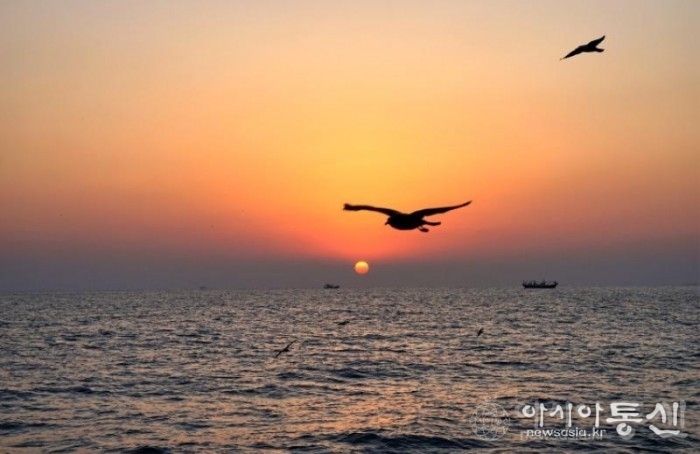 <경남 거제도,<strong> "유람선에서 바라본 해금강 일출"</strong>> 김광부 기자