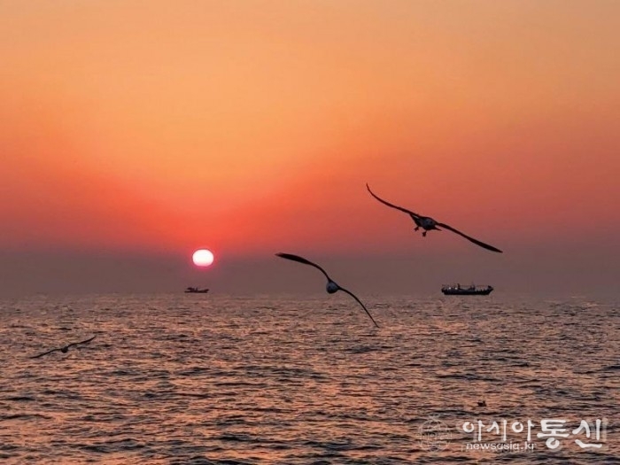 <경남 거제도,<strong> "유람선에서 바라본 해금강 일출"</strong>> 김광부 기자