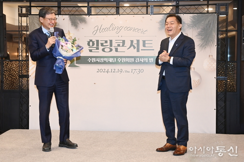 이재준 시장(우)이 수원시 장학재단 박춘근 이사장과 함께하고 있다.