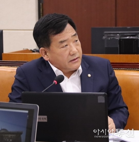 국회에서 질의하는 국민의힘 박성민 국회의원