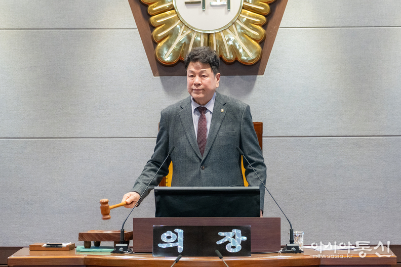 본회의를 진행하는 이호귀 의장