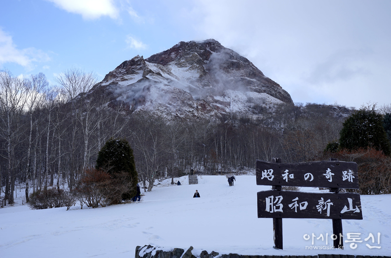 <일본 북해도, <strong>"세계 유일한 베로니 테카형 활화산(쇼와신산)"</strong>> 김광부 기자