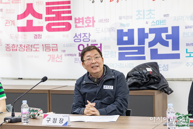 우수제안 수상자들과 소통하는 모습