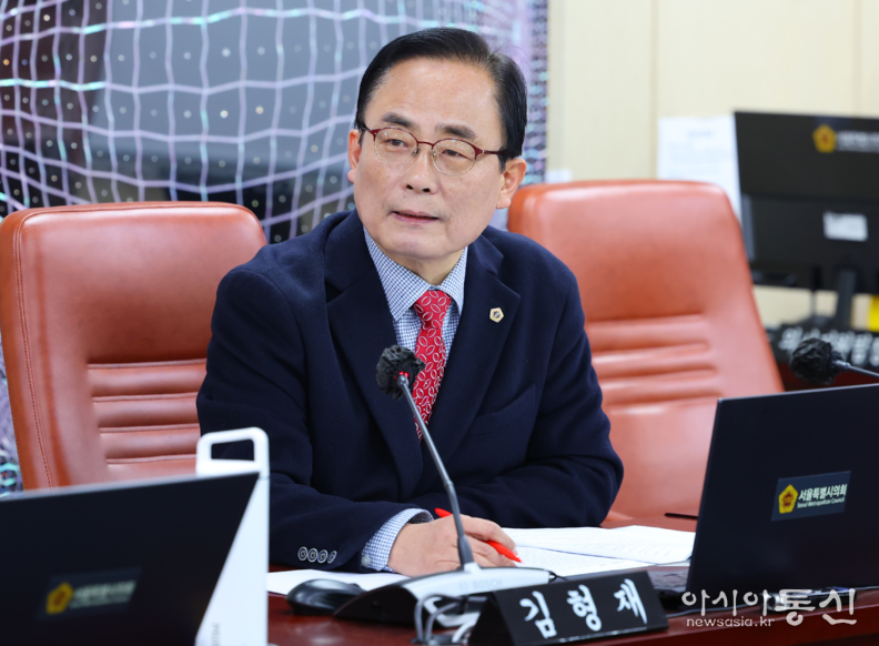 서울시의회 문화체육관광위원회에서 현안사항을 질의하고 있는 김형재 의원