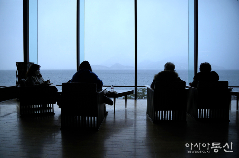 <일본 북해도, <strong>"도야 썬팔레스 리조트 & 스파 휴게실(온천장)에서 바라본 도야호수"</strong>> 김광부 기자
