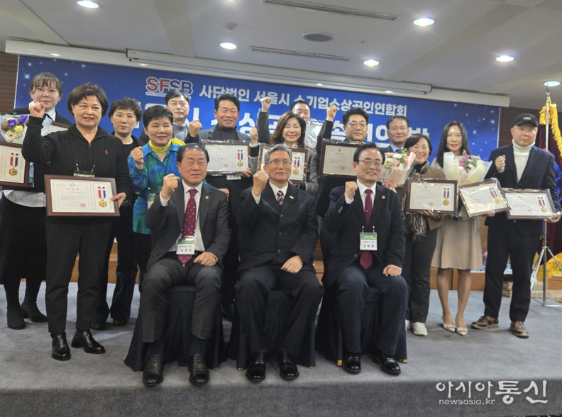김형재 의원이 23일 서울 프레스센터에서 열린 서울시 소상공인 송년의 밤 행사에 참석하여 서울시의회 의장표창 수상자들과 단체 기념촬영을 하고 있다.