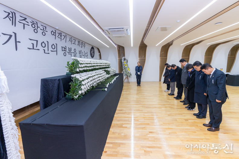 강남구청에 마련된 제주항공 여객기 사고 희생자 합동분향소에서 헌화를 하는 강남구의회 의원들