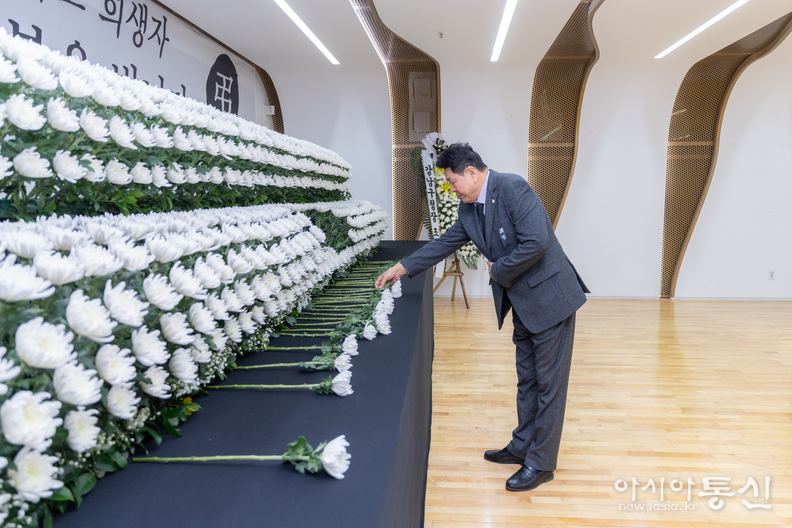 헌화를 하는 이호귀 의장