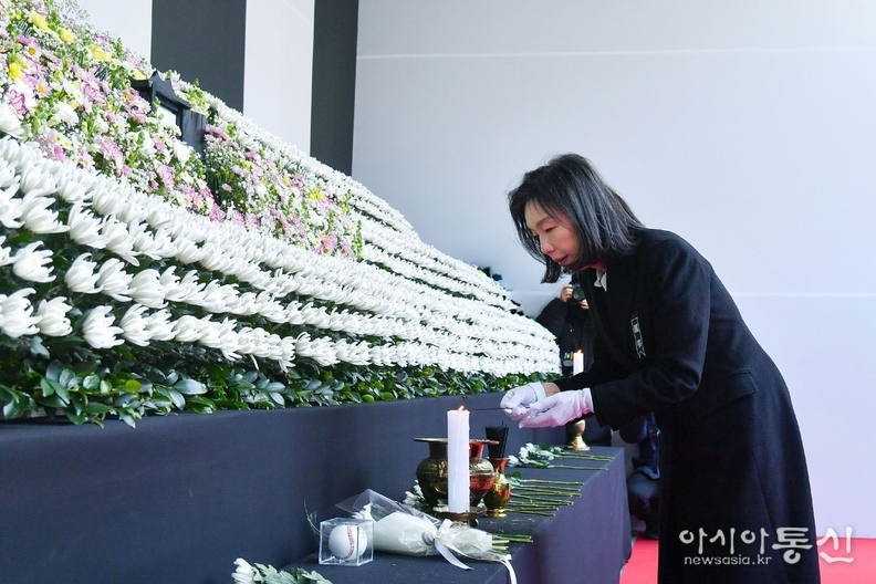 최호정 의장, 제주항공 여객기 사고 희생자 합동분향소 조문