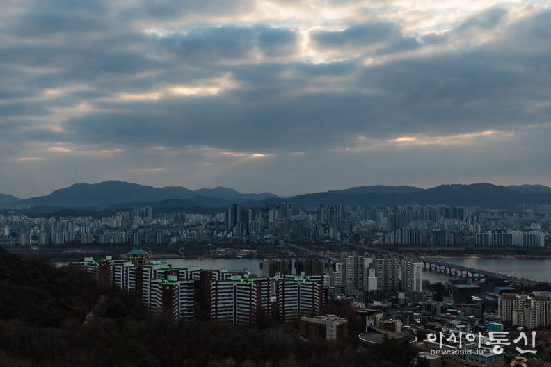 을사년 아차산에서 구름 사이 비친 새해