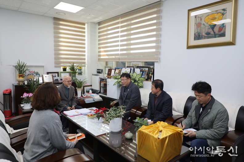 사회복지시설을 방문하여 격려하는 이상균 팔달구청장(우측세번째)
