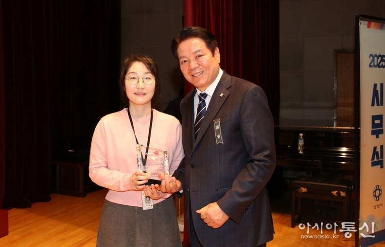 안양시(시장최대호) 제14호 지방행정의 달인으로 선정된 권구현 주무관(좌)