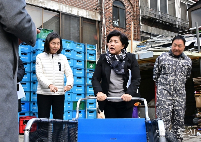 김영옥 보건복지위원장(가운데) 폐지수집 어르신 활동 현장방문.