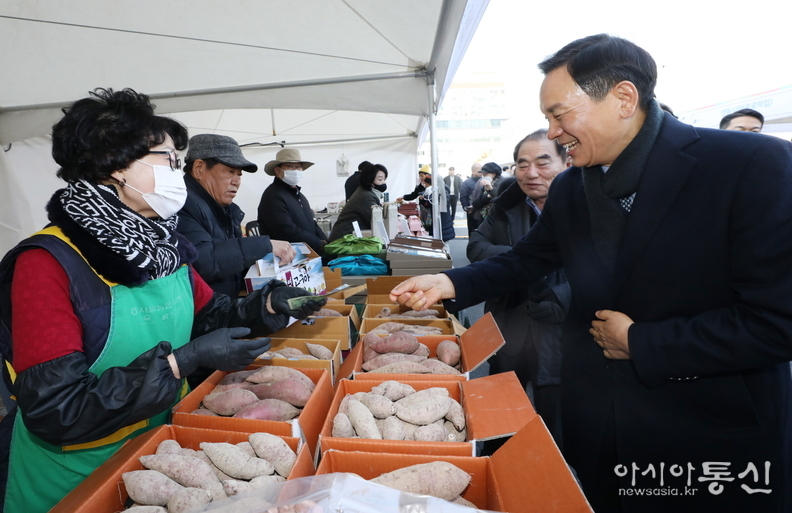 지난해 1월 31일에 열린 설맞이 직거래장터_구청장