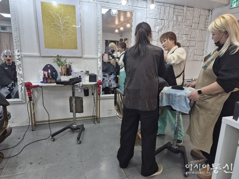 지역홀몸 어르신께 이.미용 봉사행사를 마련한 매산동 지역사회보장 협의체(위원장 민수정)